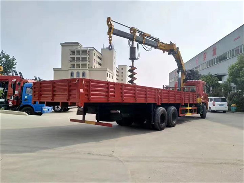 東風(fēng)后八輪徐工12噸折臂隨車吊圖片展示3