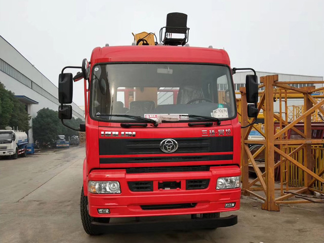 徐工吊機10噸三環(huán)后提升橋隨車吊圖片展示2