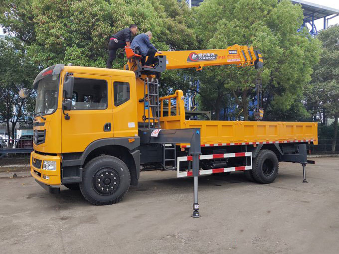 程力吊機(jī)8噸東風(fēng)T702隨車吊圖片展示2
