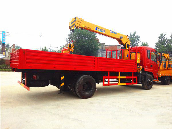 徐工6.3噸東風(fēng)隨車(chē)吊（東風(fēng) -- 御虎6.3噸隨車(chē)起重運(yùn)輸車(chē)）圖片展示2