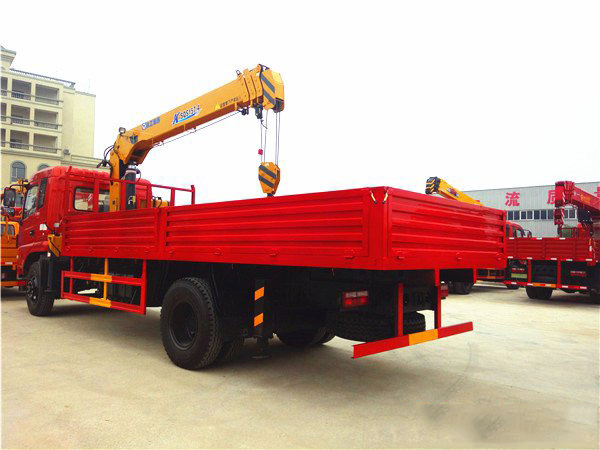 徐工6.3噸東風(fēng)隨車(chē)吊（東風(fēng) -- 御虎6.3噸隨車(chē)起重運(yùn)輸車(chē)）