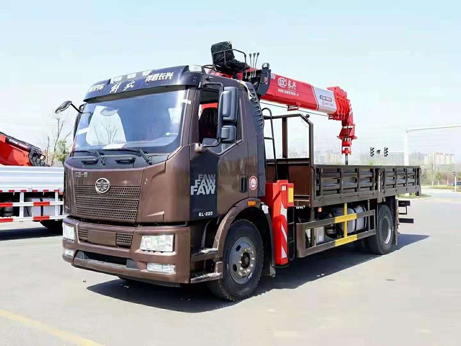 解放J6隨車吊8噸吊機(jī) 僅27.8萬