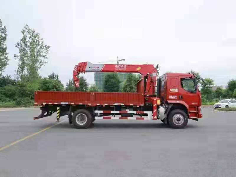 東風(fēng)柳汽長(zhǎng)興8噸隨車吊